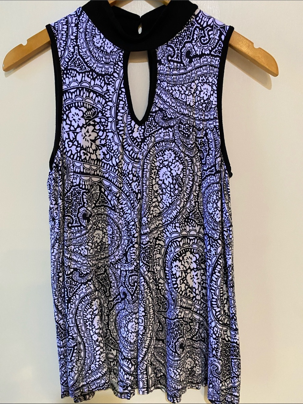 Cable & Gauge Black and White Paisley Keyhole Mock Neck Camisole
